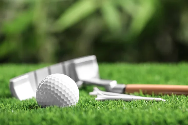 Conjunto de equipos de golf en césped artificial verde —  Fotos de Stock