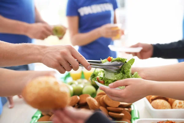 Voluntarios sirviendo comida a los pobres, primer plano — Foto de Stock