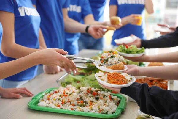 Voluntarios sirviendo comida a los pobres, primer plano — Foto de Stock