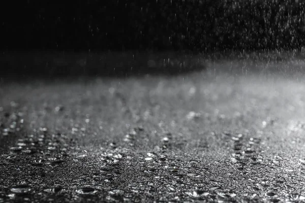 Σταγόνες βροχής πέφτουν κάτω από σκούρο φόντο — Φωτογραφία Αρχείου