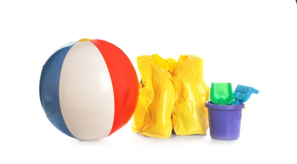 Chaleco inflable y juguetes de playa sobre fondo blanco — Foto de Stock