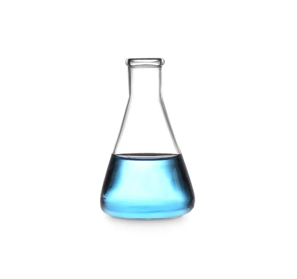 Флакон Эрленмейера с цветной жидкостью, изолированной на белом. Химия решений — стоковое фото
