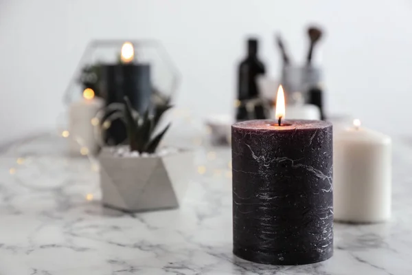 Queimar velas na mesa de mármore, espaço para texto — Fotografia de Stock