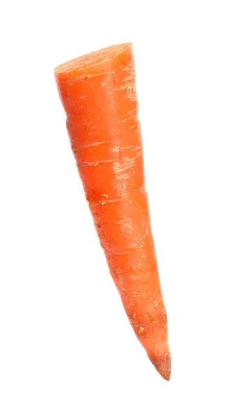 Pièce de carotte crue isolée sur blanc — Photo