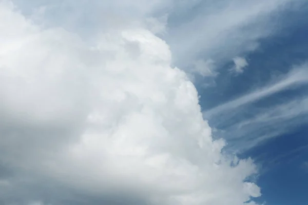 Niebo z ciężkimi deszczowymi chmurami w szary dzień — Zdjęcie stockowe