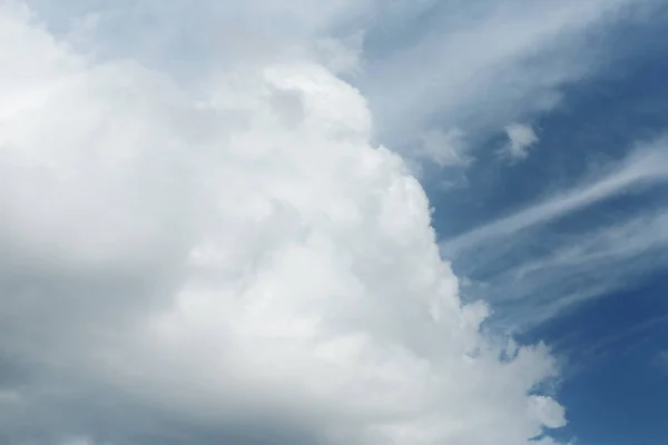 Céu com nuvens fortes e chuvosas no dia cinzento — Fotografia de Stock