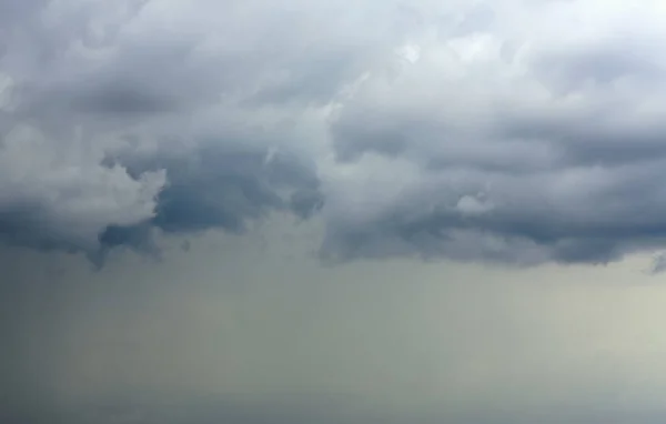 Céu com nuvens fortes e chuvosas no dia cinzento — Fotografia de Stock