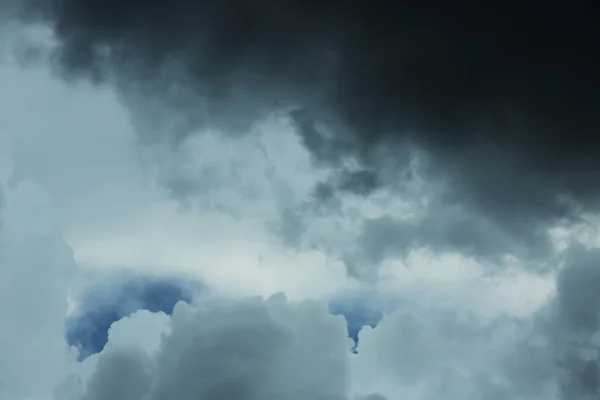 Céu com nuvens fortes e chuvosas no dia cinzento — Fotografia de Stock