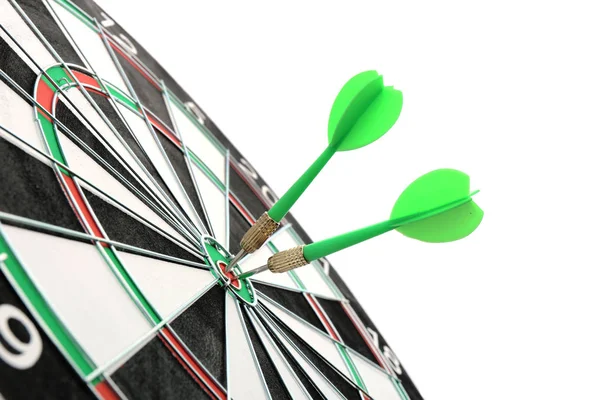 Tablero de dardos con flechas de color que golpean el objetivo, primer plano —  Fotos de Stock
