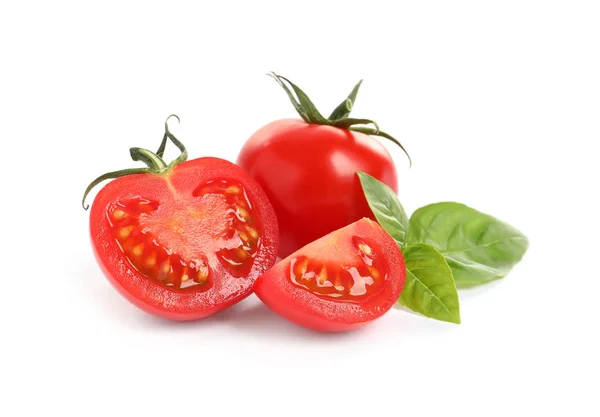 Verse cherry tomaten met basilicum geïsoleerd op wit — Stockfoto