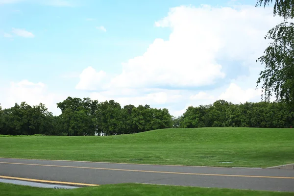 Vacker utsikt över golfbanan med grönt gräs — Stockfoto