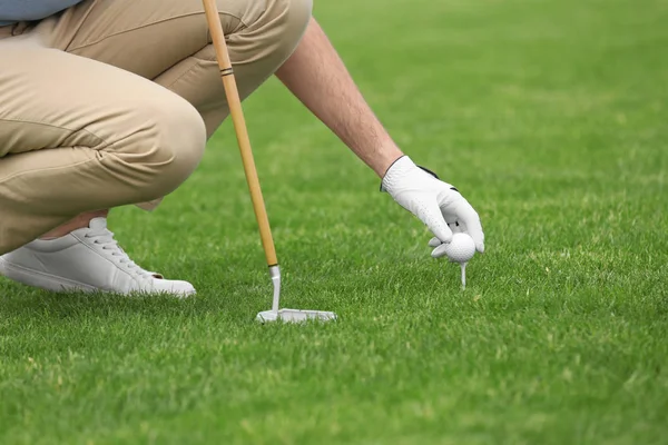 Homem a jogar golfe em campo verde. Desporto e lazer — Fotografia de Stock