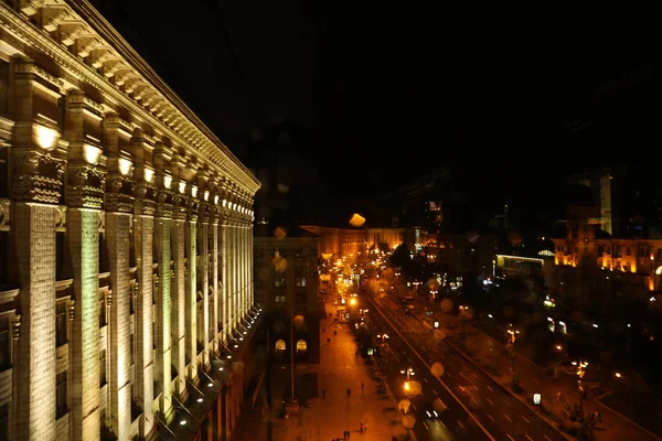 Kijów, Ukraina-22 maja 2019: piękny widok oświetlonej ulicy Chreszczatyk z ruchem drogowym i budynkiem rady miejskiej — Zdjęcie stockowe