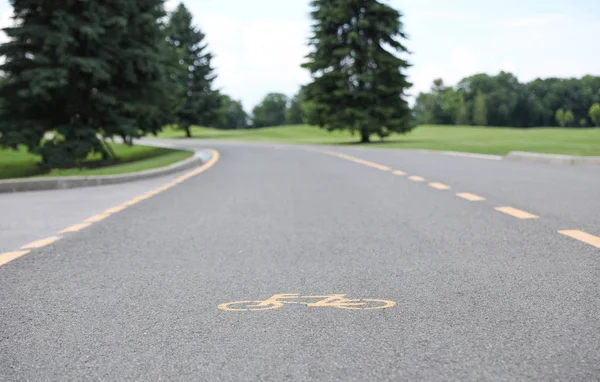 Bicycle lane with marking on asphalt road in park — Stock Photo, Image