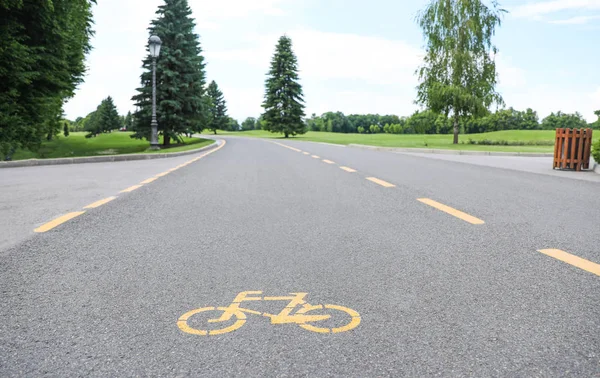 公园沥青路上有标记的自行车道 — 图库照片