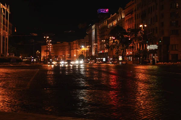 KYIV, UCRANIA - 21 DE MAYO DE 2019: Paisaje urbano nocturno con edificios iluminados y tráfico urbano —  Fotos de Stock