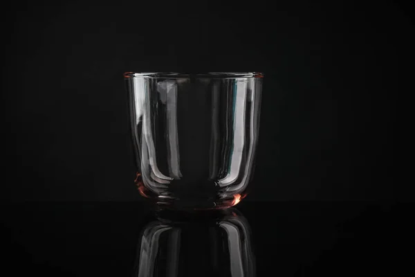 Élégant verre de whisky coloré vide sur fond noir — Photo