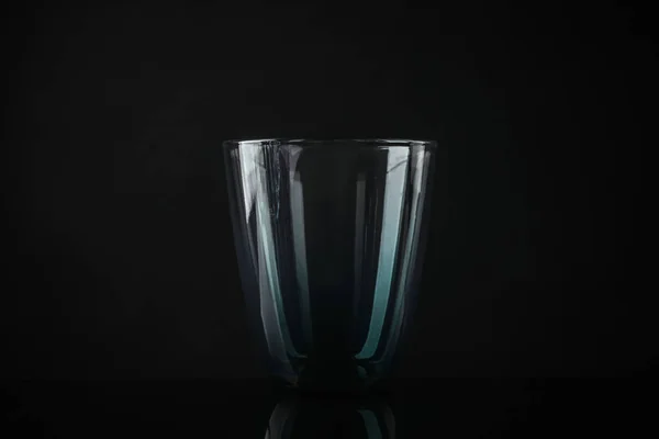 Vidro colorido vazio elegante no fundo preto — Fotografia de Stock