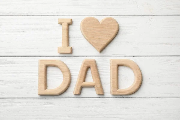Palavras que eu amo DAD feito de letras de madeira na mesa branca, flat lay — Fotografia de Stock