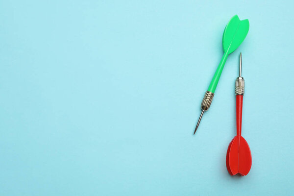 Пластиковые стрелы дротик на синем фоне, плоский лежал с пространством для текста
