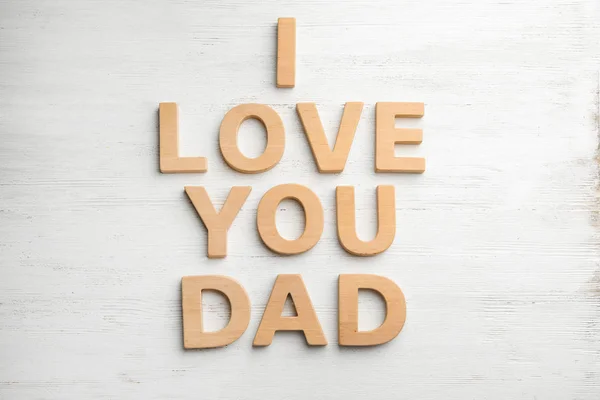 Palavras que eu te amo pai com letras de madeira na mesa branca, flat lay — Fotografia de Stock