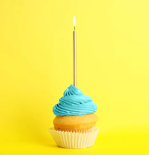 Cupcake di compleanno con candela su sfondo giallo — Foto Stock