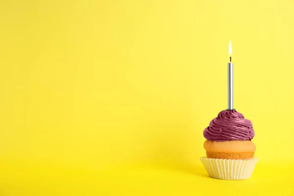 Geburtstagskuchen mit Kerze auf gelbem Hintergrund, Platz für Text — Stockfoto
