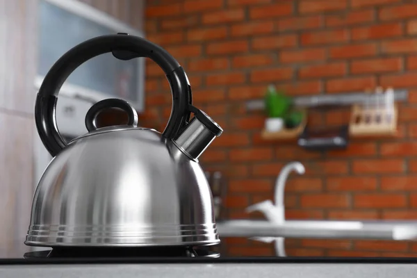 Nowoczesny czajnik z gwizdką na kuchence w kuchni, miejsce na tekst — Zdjęcie stockowe