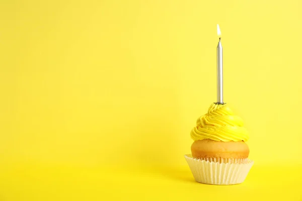 Bolo de aniversário com vela no fundo amarelo, espaço para texto — Fotografia de Stock