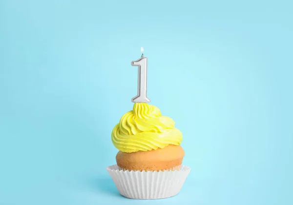 Narozeninový dort s číslem jedna svíčka na modrém pozadí — Stock fotografie