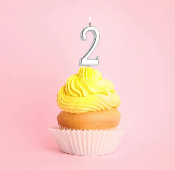 핑크 배경에 번호 두 촛불과 생일 컵 케이크 — 스톡 사진