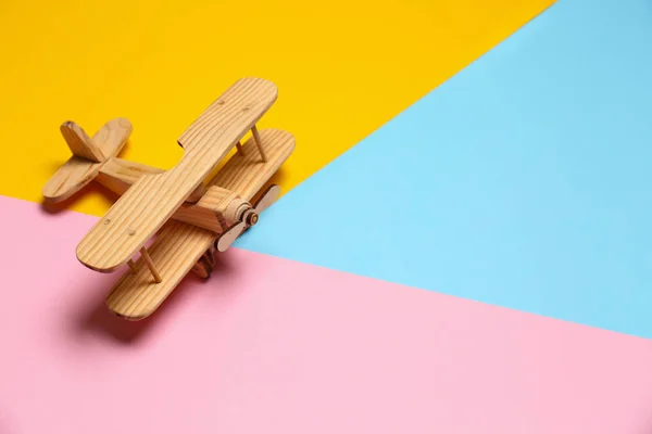 Avión decorativo de madera sobre fondo de color, espacio para texto — Foto de Stock