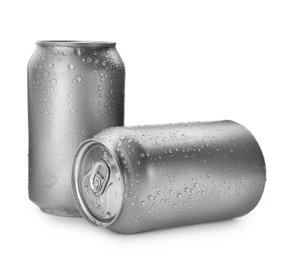 Latas de alumínio de bebidas cobertas com gotas de água sobre fundo branco. Espaço para design — Fotografia de Stock