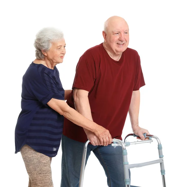 Mulher idosa ajudando seu marido com uma moldura no fundo branco — Fotografia de Stock