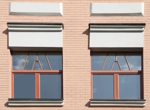 美しい窓を持つヴィンテージビルの壁 — ストック写真