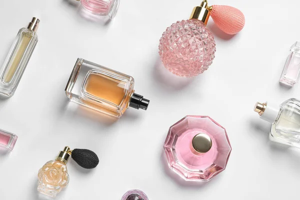 Différentes bouteilles de parfum de luxe sur fond blanc, vue de dessus — Photo