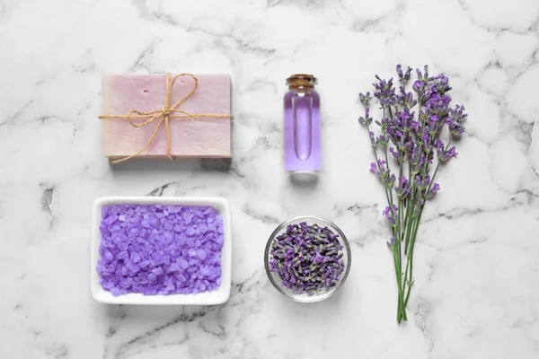Composição plana com produtos cosméticos naturais e flores de lavanda em fundo de mármore — Fotografia de Stock