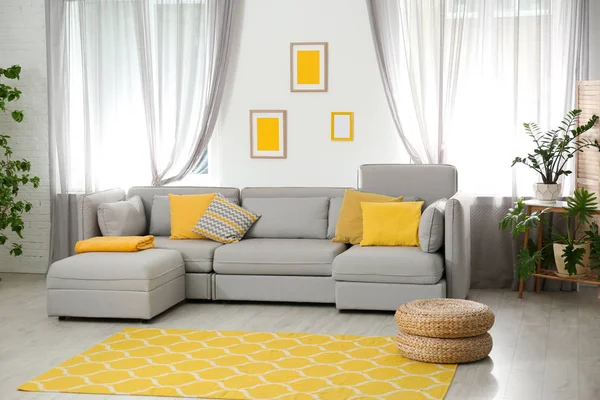 Wohnzimmer mit bequemem Sofa und stilvollem Dekor. Idee für den Innenausbau — Stockfoto