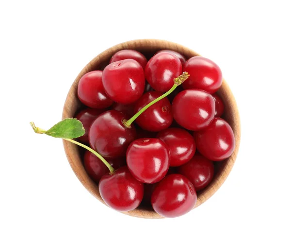 Bol en bois de délicieuses cerises douces mûres sur fond blanc, vue de dessus — Photo