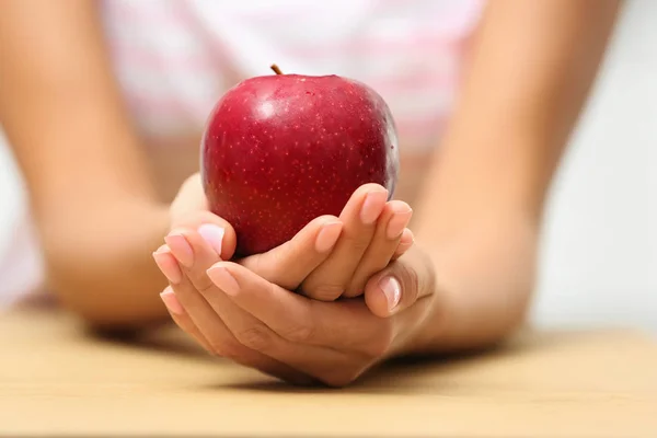 테이블에 신선한 빨간 사과를 들고 여자, 클로즈업 — 스톡 사진