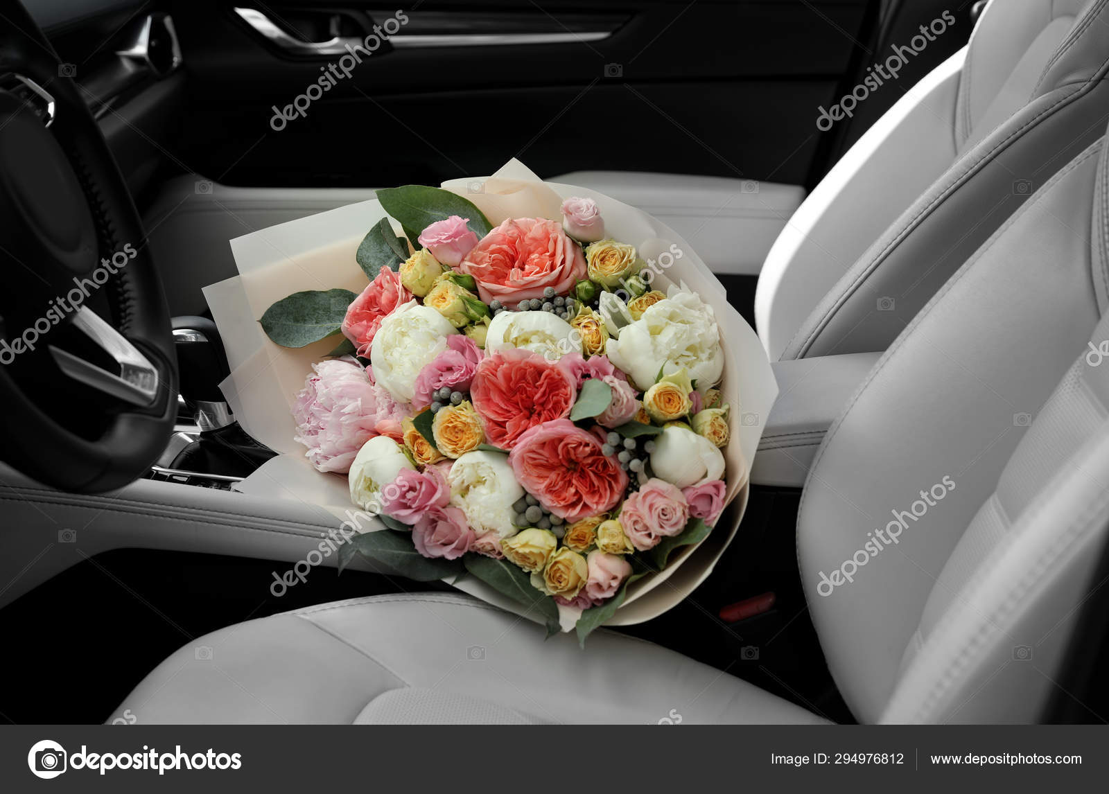 Schönen Blumenstrauß im Auto. Frauentag - Stockfotografie