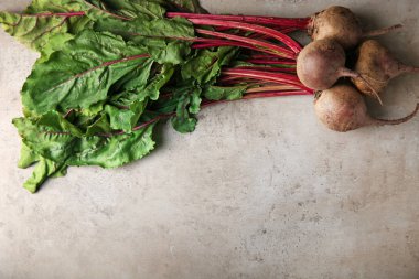 Gri masada yaprakları ile taze pancar, üst görünüm. Metin alanı