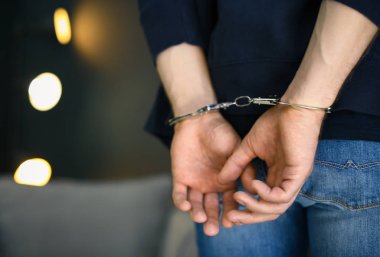 İçeride kelepçeli olarak gözaltına alınan adam, mesaj için yer. Ceza hukuku