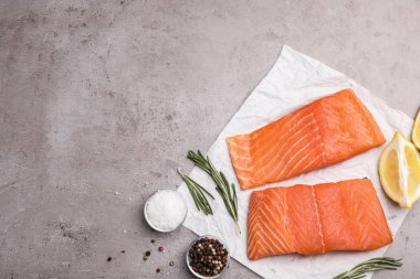 Gri masa üzerinde somon fileto ile düz yatıyordu kompozisyon. Metin için alan
