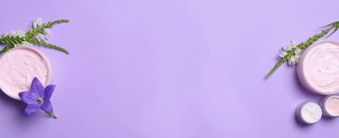 Leylak arka plan üzerinde vücut kremi kavanoz ile Düz yatıyordu kompozisyon. Metin için alan