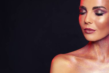 Siyah arka plan üzerinde glitter makyaj ile seksi genç kadın. Metin için alan