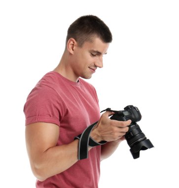 Beyaz arka plan üzerinde profesyonel kamera ile genç fotoğrafçı