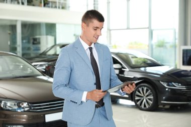 Modern araba bayilik panosu ile genç satıcı