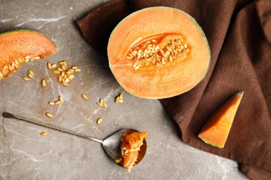 Bej mermer masa üzerinde olgun kavun ile düz yatıyordu kompozisyon