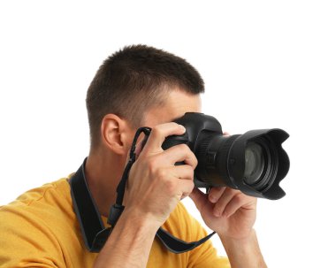 Genç profesyonel fotoğrafçı beyaz arka planda fotoğraf çekiyor